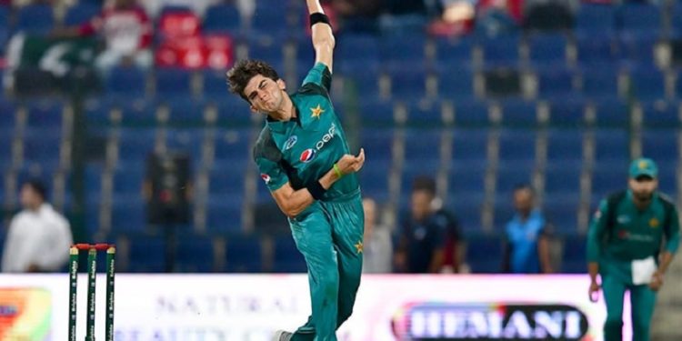 Pakistan cricketer Shaheen Shah Afridi bowls during the second one day international (ODI) cricket match between Pakistan and New Zealand at the Sheikh Zayed Cricket Stadium in Abu Dhabi on November 9, 2018. (Photo by GIUSEPPE CACACE / AFP)