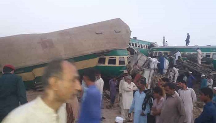 train accident near sadiqabad wegreenkw