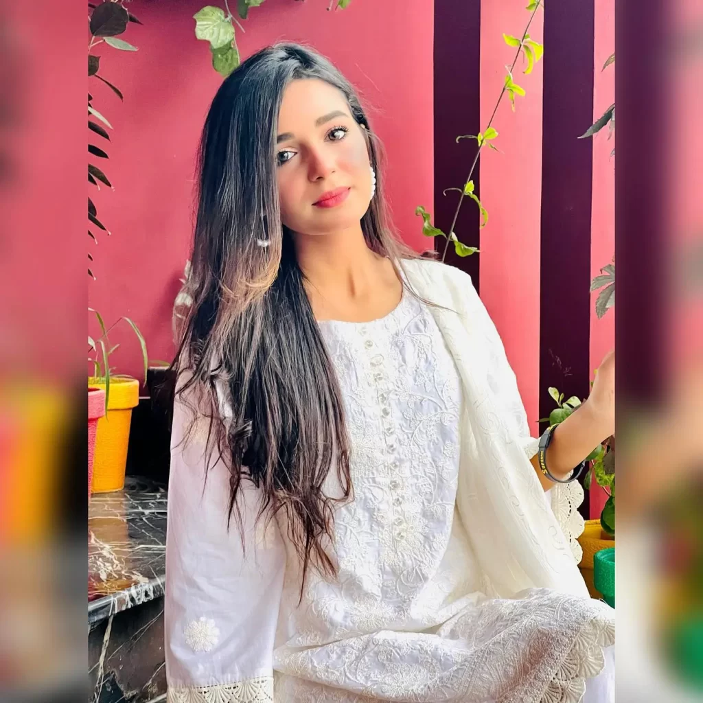 Emaan Khan - Gallery image 2