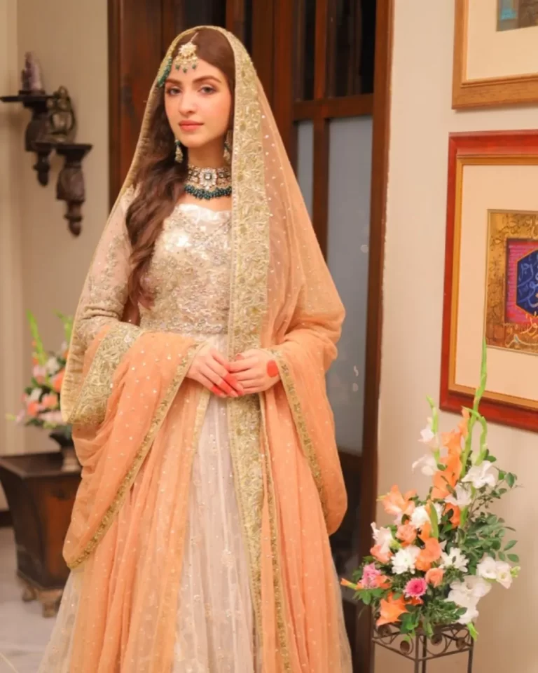 Kinza Hashmi BTS Picture of Mere Ban jao Drama