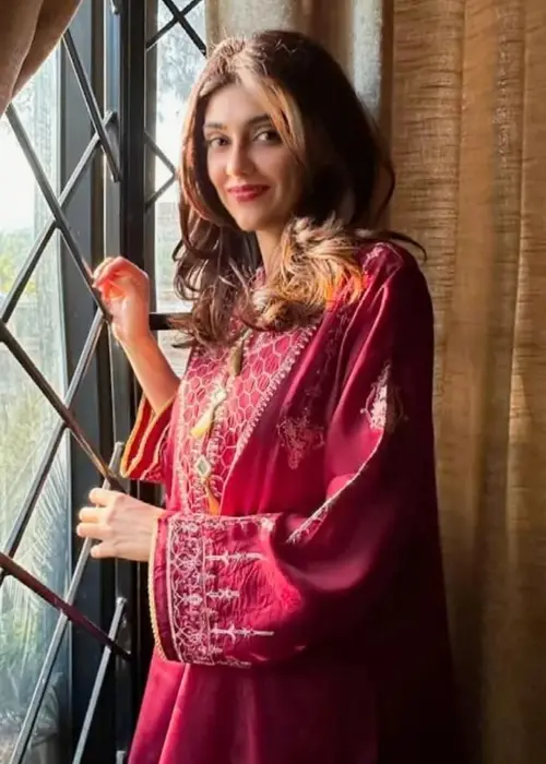 Noreen Gulwani looks Beautiful in red dress