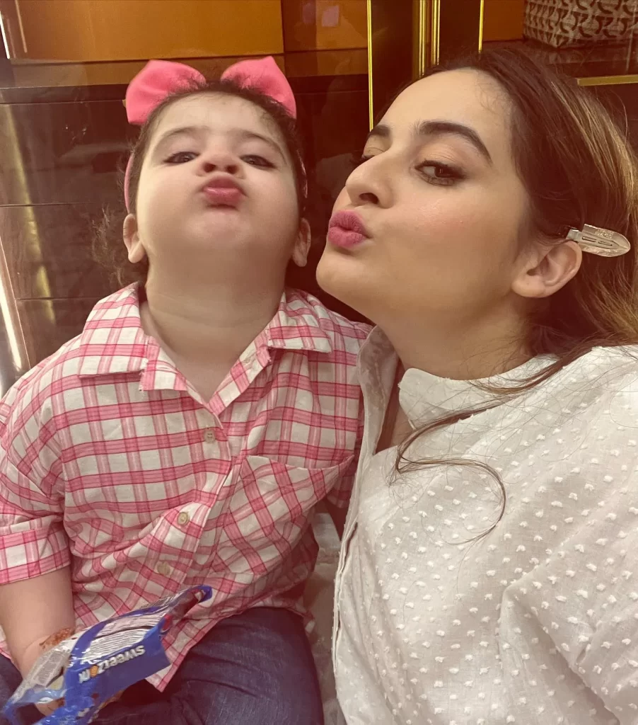 Aiman Khan with her Daughter