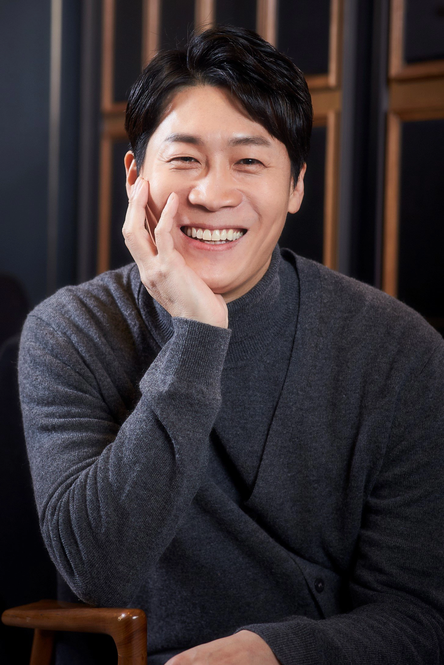 Jin Seon-Kyu as Ku San Young's father in The Devil korean demon show Netflix