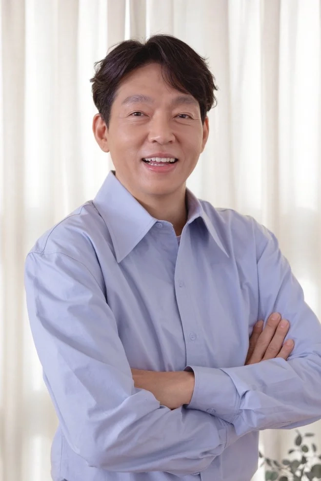Park Ji-Hwan as Gab Pyeong in gyeongseong creature kdrama cast