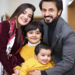 Uroosa Qureshi with his wife Uroosa Qureshi and child