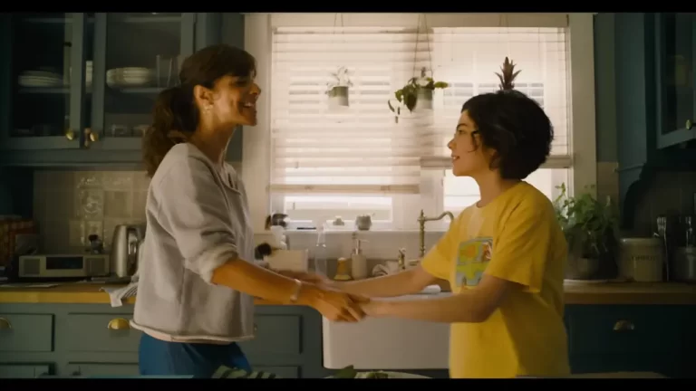 Maribel Verdu, Ezra Miller in The Flash Movie (2023)