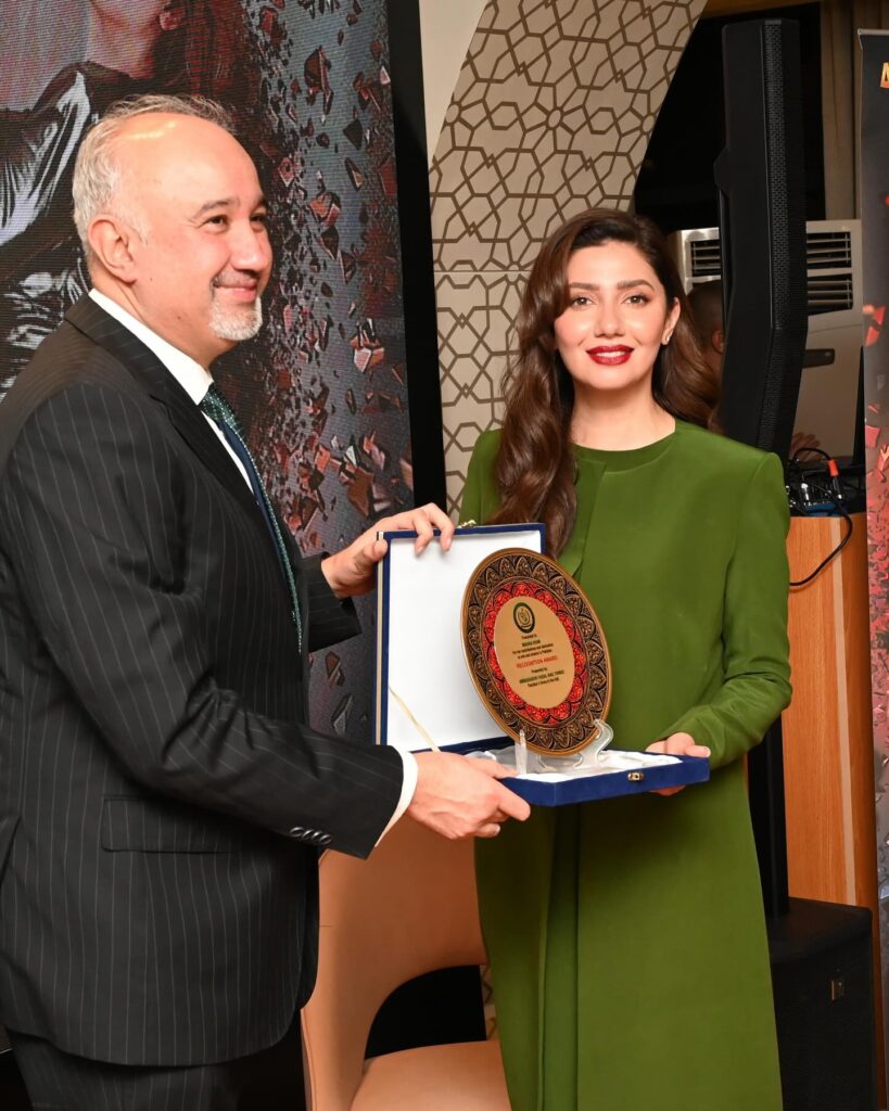 Mahira Khan honoured in Dubai Pakistani cinema