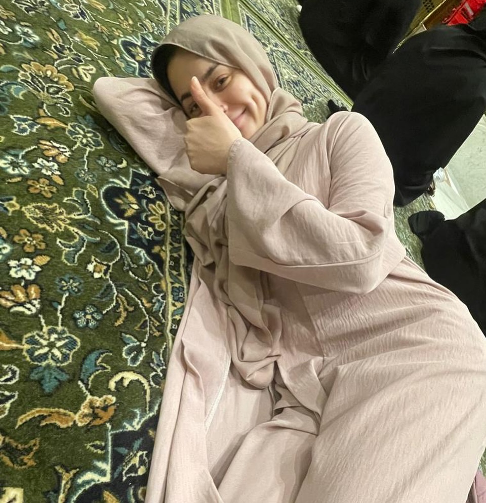 Hania Aamir Hajj Pictures